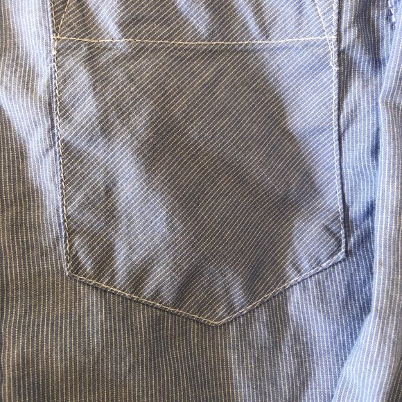 H&M Boys Size 5/6 Y,  Light blue Button Down Shirt - Picture 2 of 3